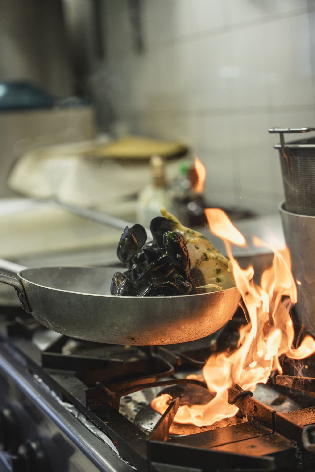 Mussels in the pan over the flame